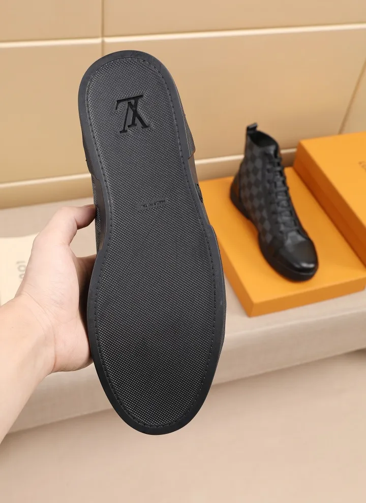Factory price: 400💰【LV】Official website popular series 🇮🇹🇮🇹1:1 production, selected high-end imported cowhide, sheepskin lining with sheepskin pads, paired with Louis Vuitton Monogram Ecli men's shoes 💰se canvas and pure black rubber soles, the ultimate simple design perfectly interprets the latest inspiration for shoes, integrating classics and fashion. 🔍🔍High quality, worth having. The bottom car thread will never be unglued. Sellers are welcome to sell as shown in the picture above. We can send one piece on behalf of you. Number of yards: 38-44 (45 yards can be customized)
